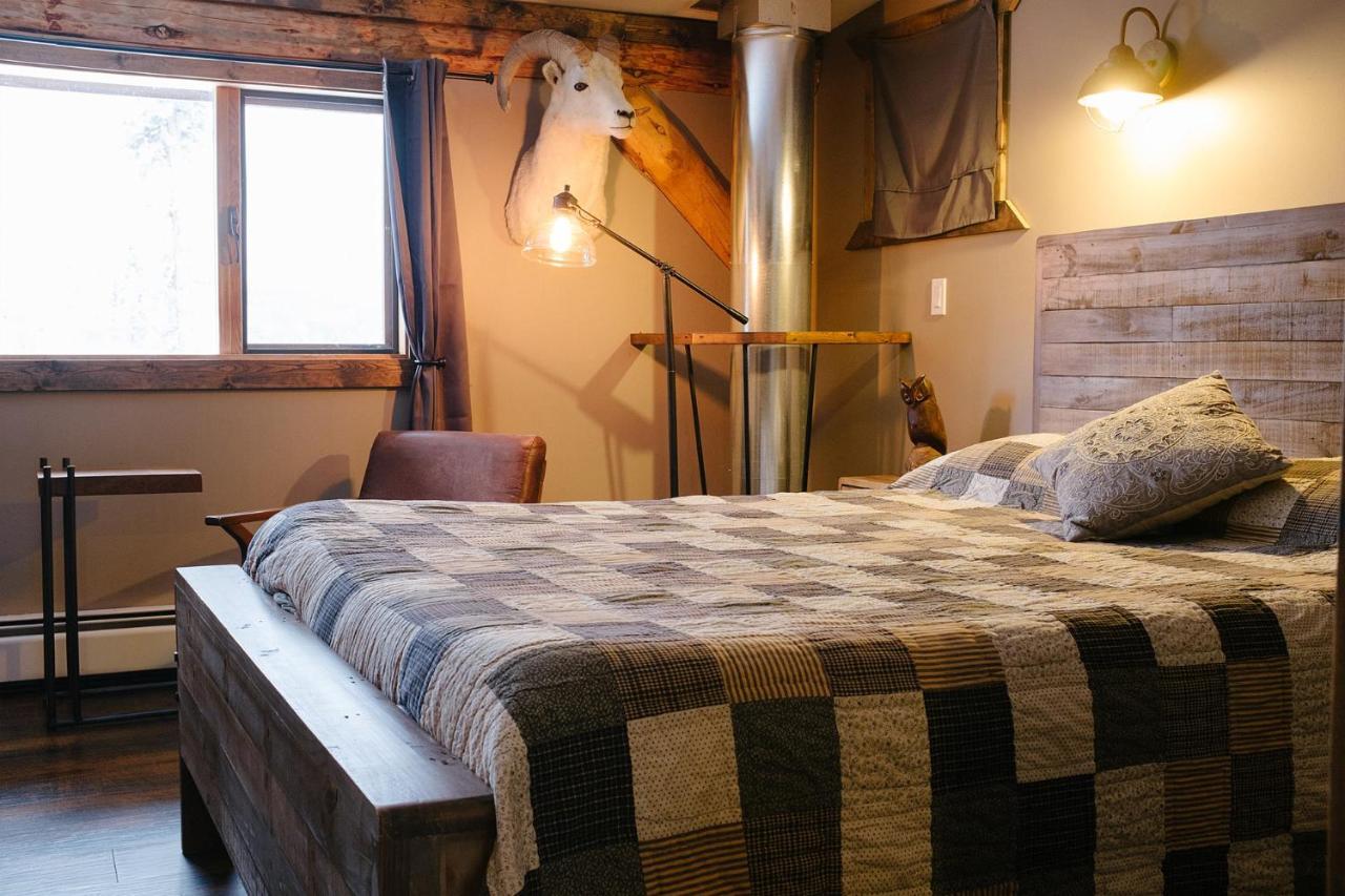 Arctic Divide Lodge Dease Lake ภายนอก รูปภาพ